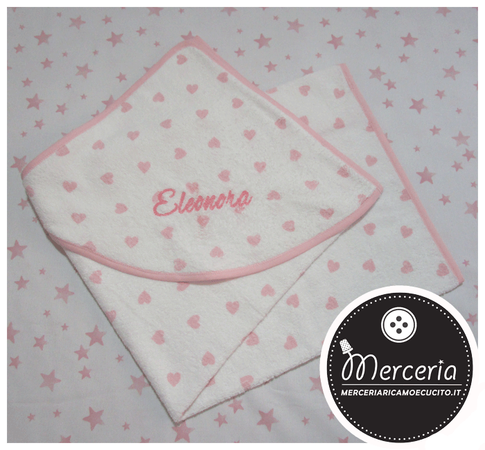 Accappatoio fantasia con cuori e asciugamano con bolle per Eleonora