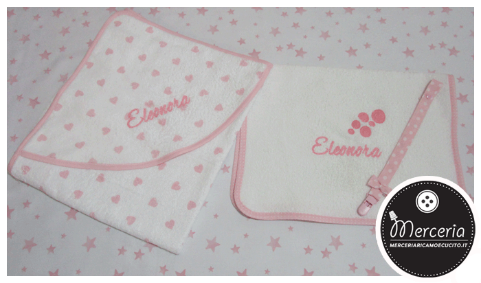 Accappatoio fantasia con cuori e asciugamano con bolle per Eleonora
