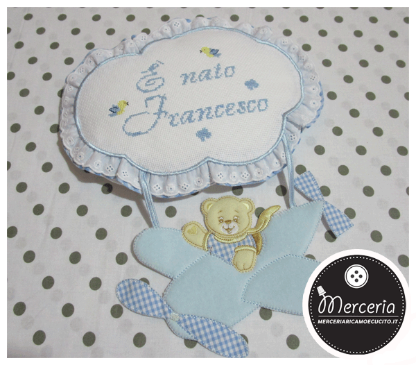 Fiocco nascita aeroplano celeste e sacchetto pois con orsetti per Francesco