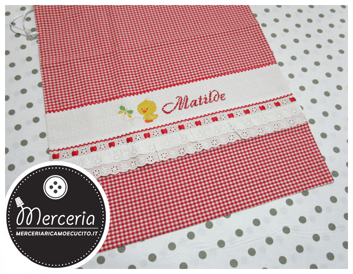 Set corredino per nascita - Lenzuolino, sacchetto portaoggetti e bavetta quadrettato rosso per Matilde