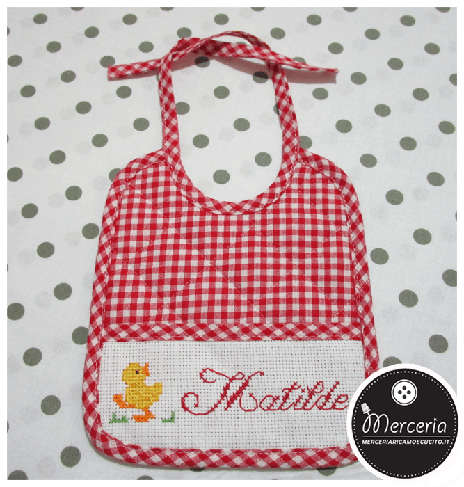 Set corredino per nascita - Lenzuolino, sacchetto portaoggetti e bavetta quadrettato rosso per Matilde