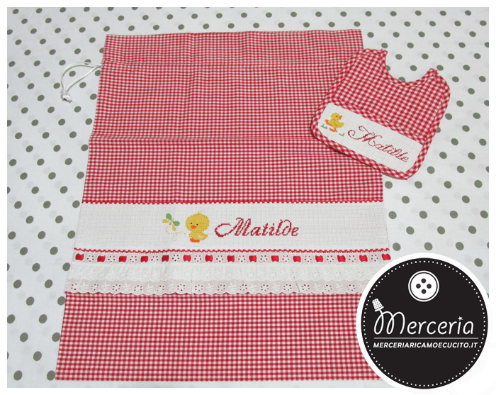 Set corredino per nascita - Lenzuolino, sacchetto portaoggetti e bavetta quadrettato rosso per Matilde