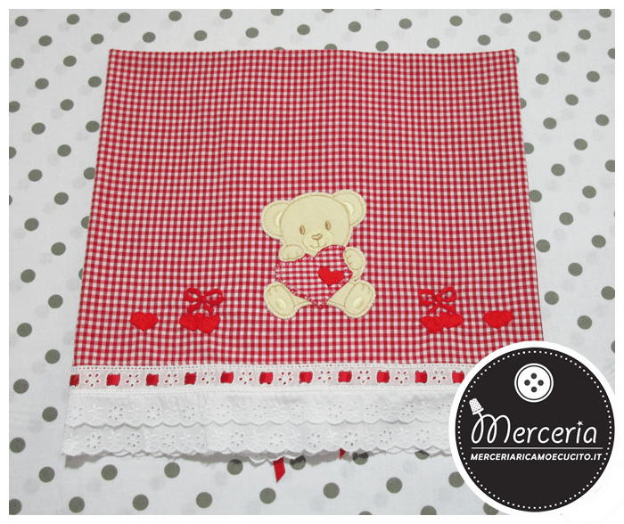 Set corredino per nascita - Lenzuolino, sacchetto portaoggetti e bavetta quadrettato rosso per Matilde