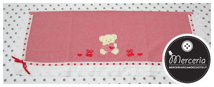 Set corredino per nascita - Lenzuolino, sacchetto portaoggetti e bavetta quadrettato rosso per Matilde