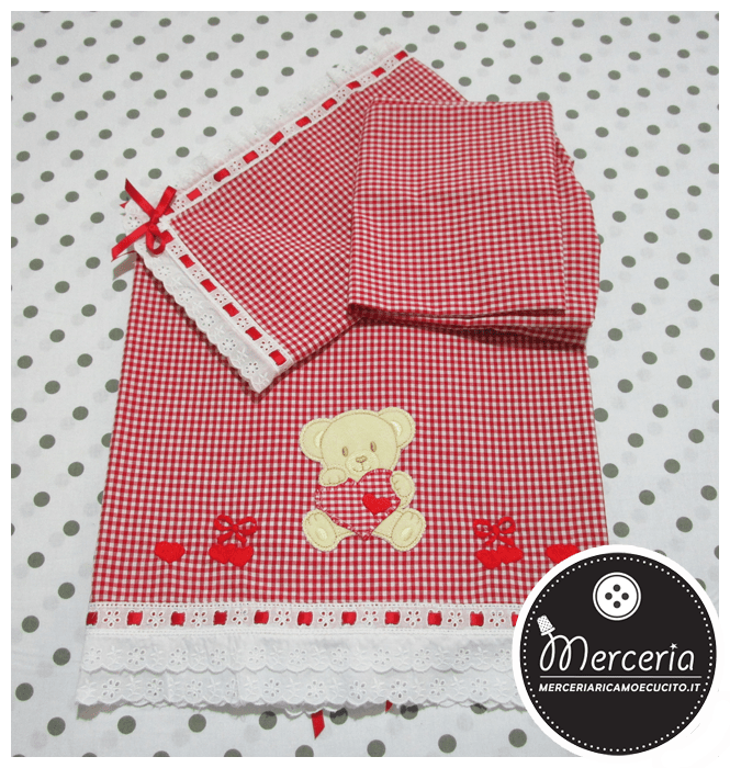 Set corredino per nascita - Lenzuolino, sacchetto portaoggetti e bavetta quadrettato rosso per Matilde