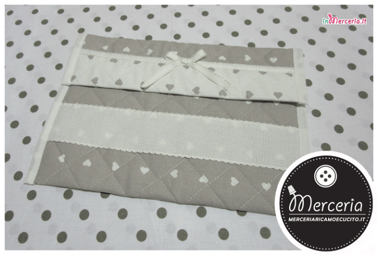 Set asilo - Sacco, busta, bavetta, asciugamano e tovaglietta grigio con cuori