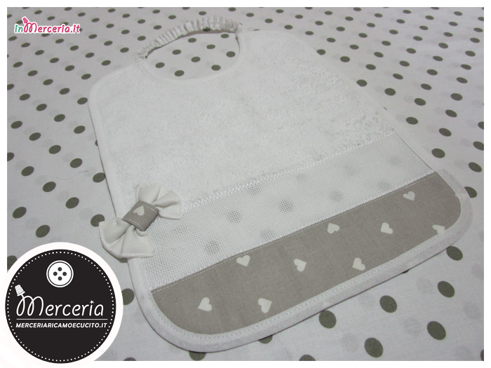 Set asilo - Sacco, busta, bavetta, asciugamano e tovaglietta grigio con cuori