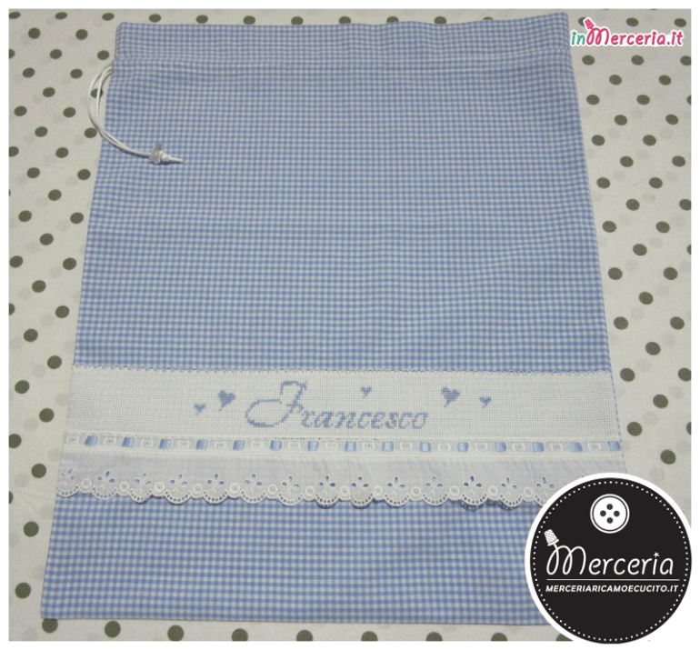 Sacchetto nascita e asilo quadrettato con merlette e bavetta con orsetto per Francesco