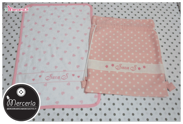 Sacco nascita e asilo rosa con stelle e asciugamani con cuori per Sara