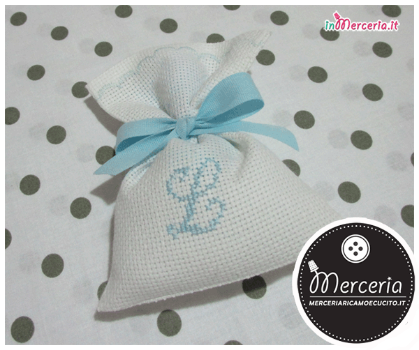 Sacchettini bomboniere portaconfetti in tela aida con iniziale “L” per Leonardo