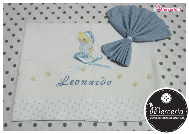 Set corredino per nascita - Fiocco nascita, sacchetto e busta portaoggetti, bavette, lenzuolino e copertina per Leonardo