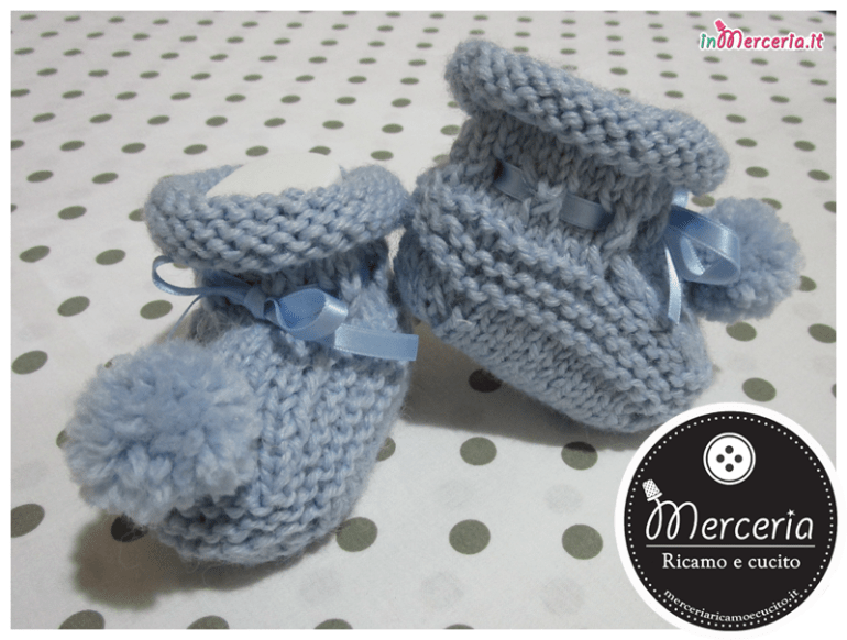 Scarpette in lana ai ferri con pon pon