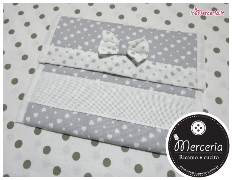 Bustina portaoggetti cuori e pois con fiocchetto