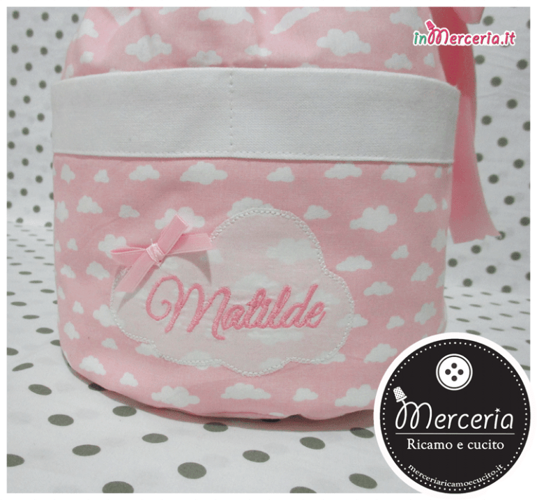 Sacco beauty rosa con nuvole, clip portaciuccio e camicina della fortuna per Matilde