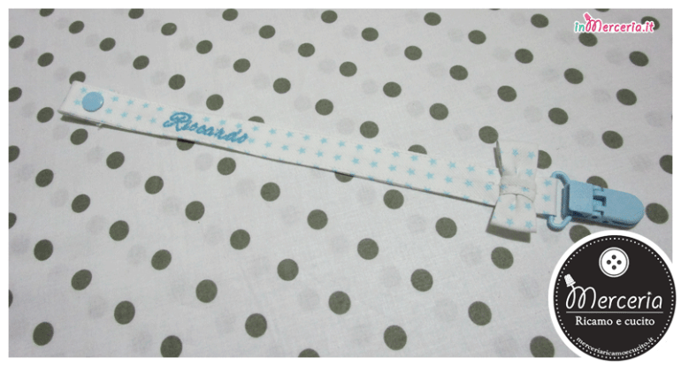 Accappatoio in spugna Sweet Little Stars, bavette prima misura e clip portaciuccio per Riccardo