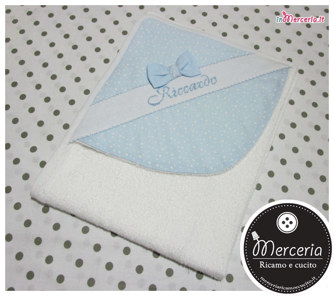 Accappatoio in spugna Sweet Little Stars, bavette prima misura e clip portaciuccio per Riccardo