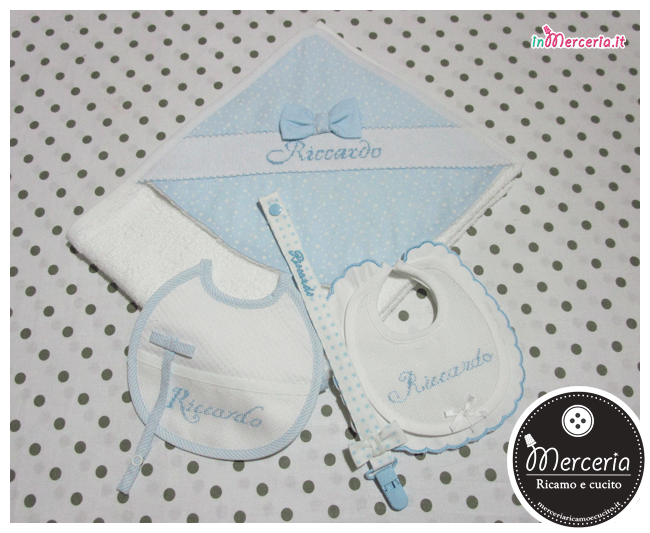 Accappatoio in spugna Sweet Little Stars, bavette prima misura e clip portaciuccio per Riccardo