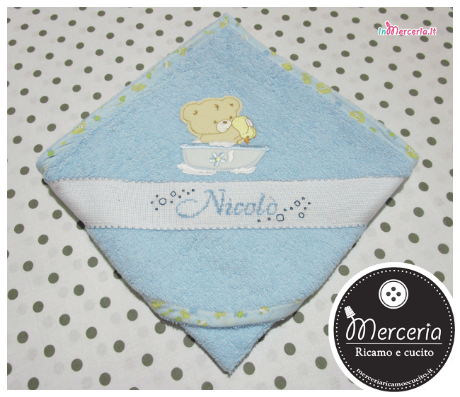 Set per nascita - Corredino con coperta copripiumino e lenzuolino con orsetto, bavetta prima misura, accappatoio e fiocco nascita cuore pois per Nicolò