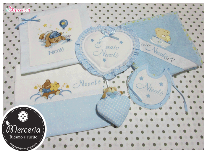 Set per nascita - Corredino con coperta copripiumino e lenzuolino con orsetto, bavetta prima misura, accappatoio e fiocco nascita cuore pois per Nicolò