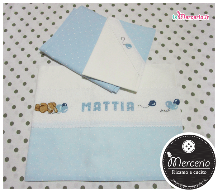 Set lenzuolino pois con orsetto e palloncini e bavetta prima misura con fiori per Mattia