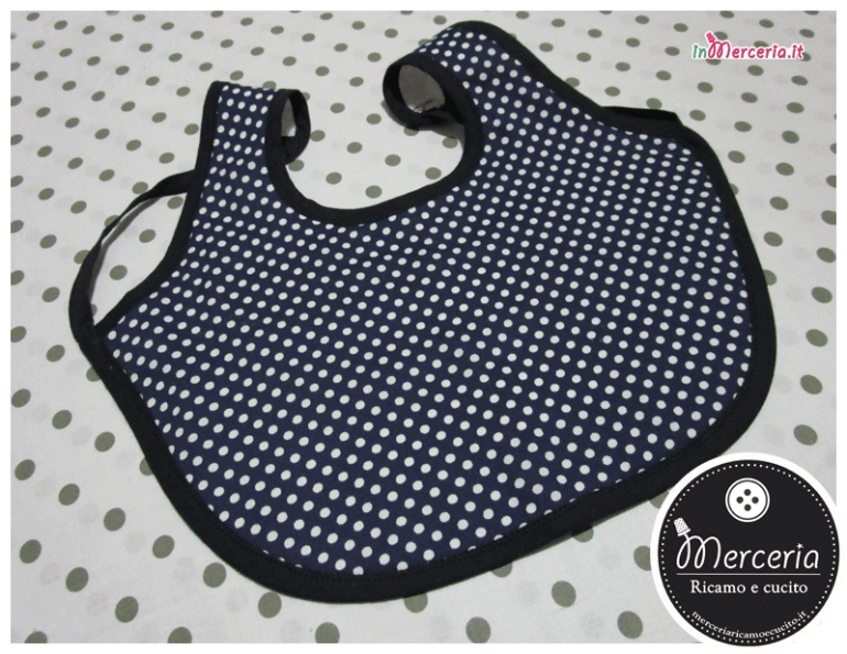 Set per asilo - Asciugamani con cuori, sacchetto coniglio, bavaglini mangia pappa e lenzuolini per Maria Francesca