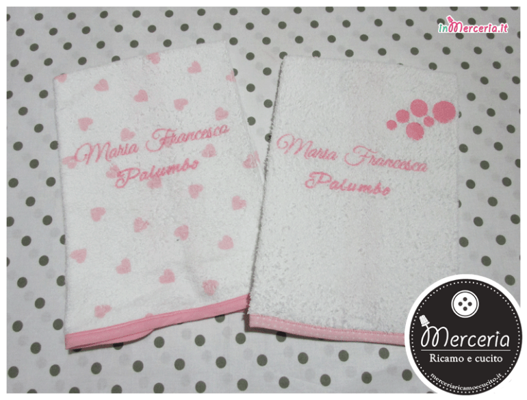 Set per asilo - Asciugamani con cuori, sacchetto coniglio, bavaglini mangia pappa e lenzuolini per Maria Francesca