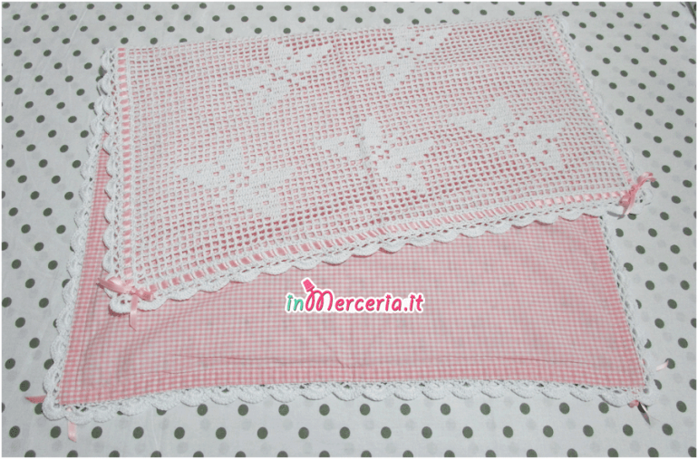 Copertina bianca in cotone con farfalle