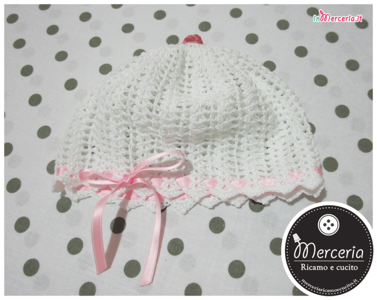 Cuffia cappello bianca all’uncinetto per bambina