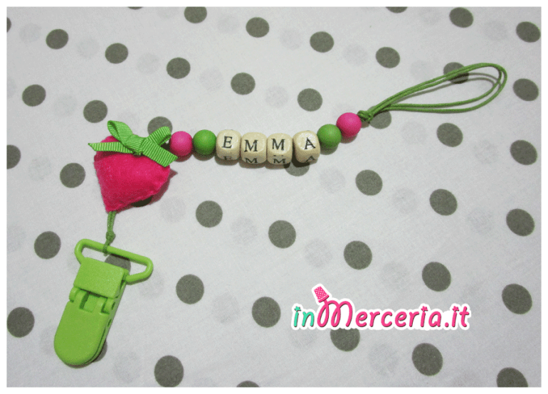 Bavetta bandana con cuori e catenella portaciuccio con cuore per Emma