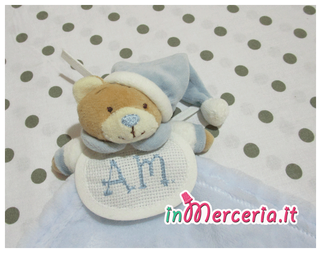 Orsetto doudou celeste personalizzata con iniziali “A.M.”