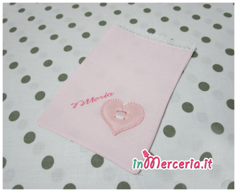 Sacchettini bomboniera portaconfetti rosa con cuore per Vittoria