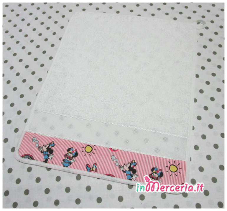 Set asilo Minnie Mouse - Sacchetto, asciugamano, bavetta e tovaglietta