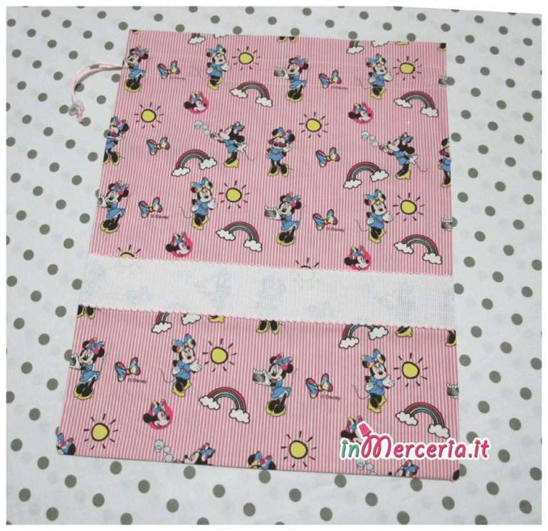 Set asilo Minnie Mouse - Sacchetto, asciugamano, bavetta e tovaglietta