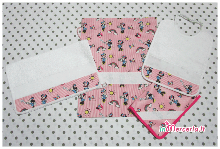 Set asilo Minnie Mouse - Sacchetto, asciugamano, bavetta e tovaglietta