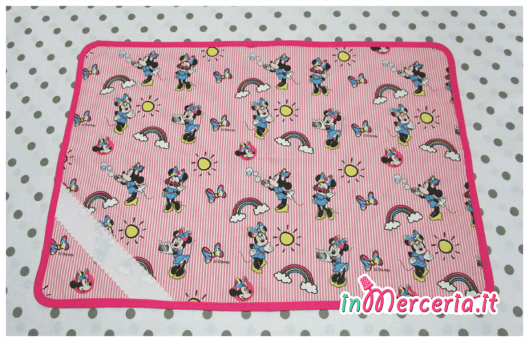Set asilo Minnie Mouse - Sacchetto, asciugamano, bavetta e tovaglietta