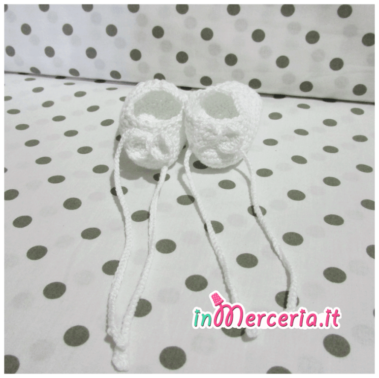 Scarpette in cotone all'uncinetto con fiocchetto