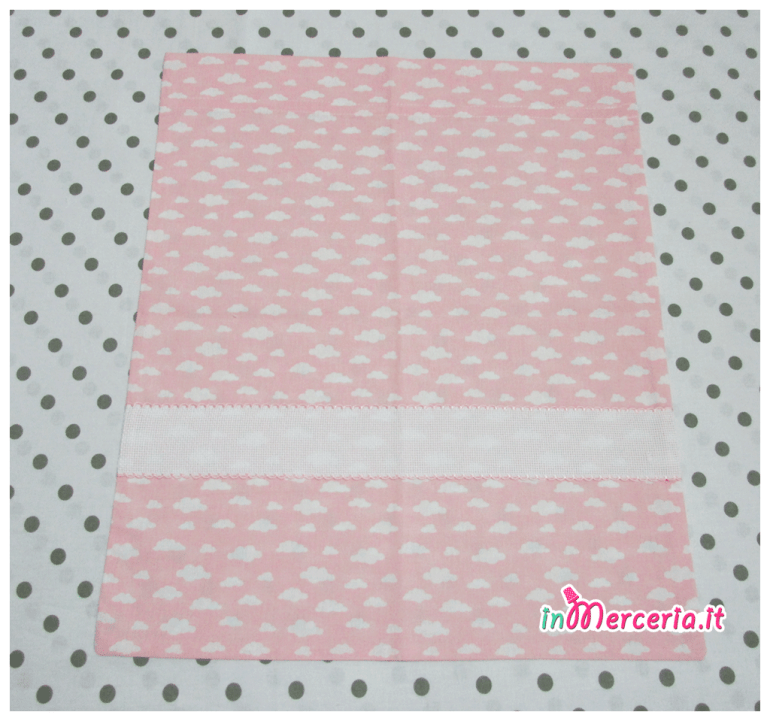 Set asilo con nuvole – Sacchetto, asciugamano, bavetta e tovaglietta