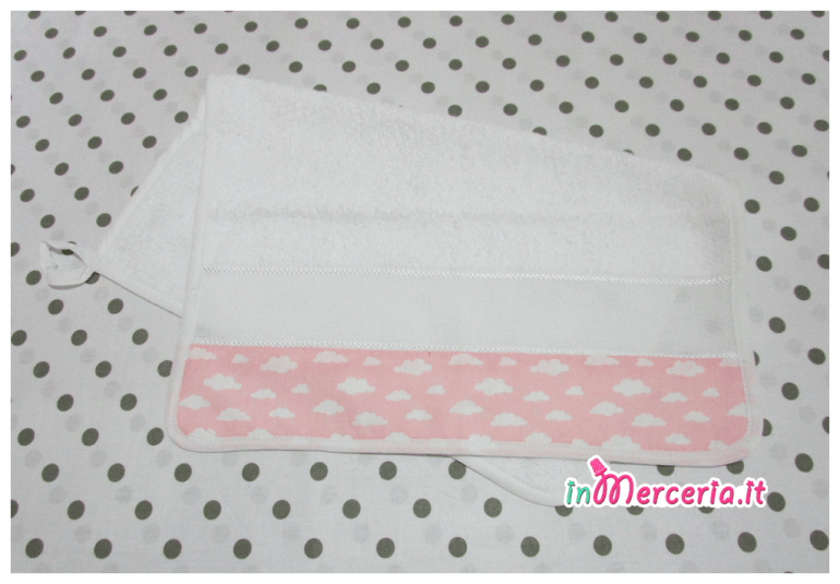 Set asilo con nuvole – Sacchetto, asciugamano, bavetta e tovaglietta