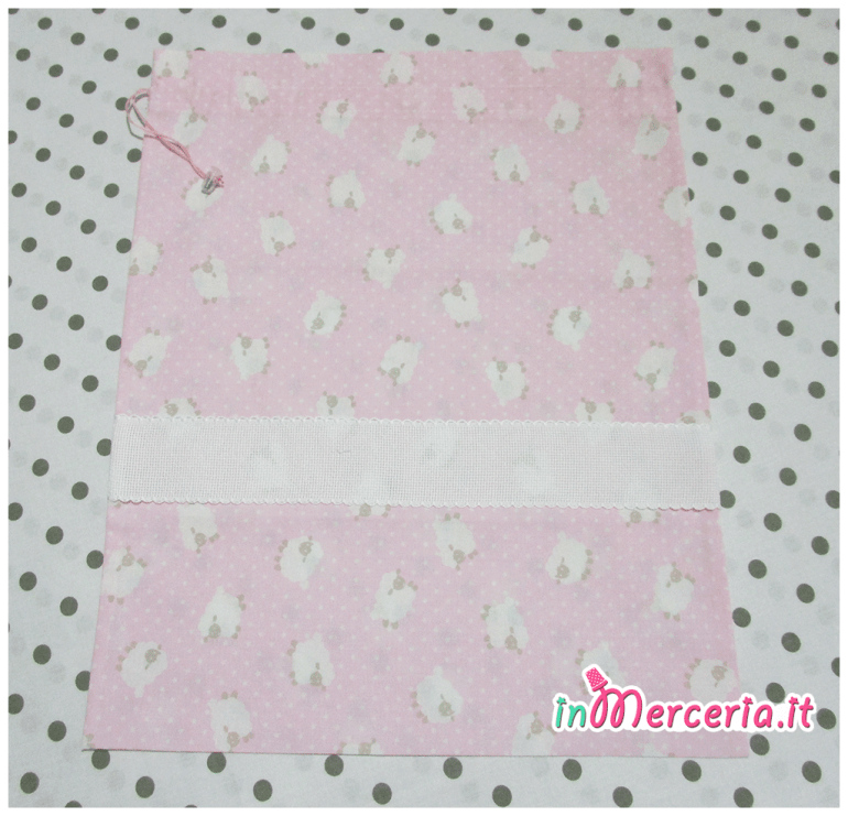 Set asilo pecorelle - Sacchetto, asciugamano, bavetta e tovaglietta