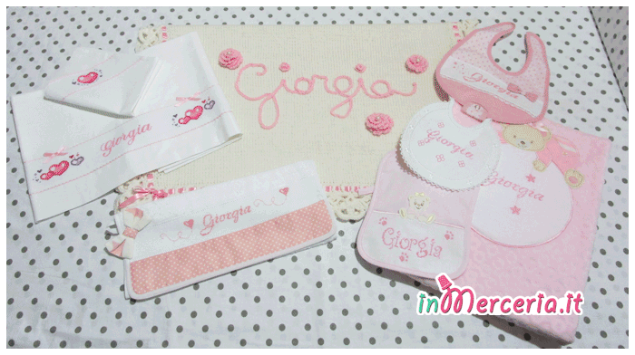Set per nascita – Corredino con coperta in lana, lenzuolino con cuoricini, asciugamano pois con fiocchetto e bavette per Giorgia