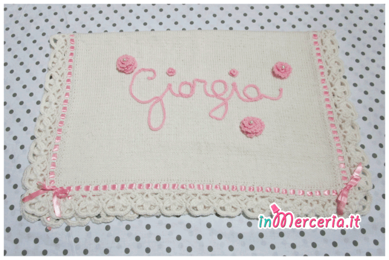 Set per nascita – Corredino con coperta in lana, lenzuolino con cuoricini, asciugamano pois con fiocchetto e bavette per Giorgia