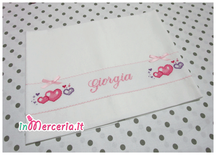 Set per nascita – Corredino con coperta in lana, lenzuolino con cuoricini, asciugamano pois con fiocchetto e bavette per Giorgia