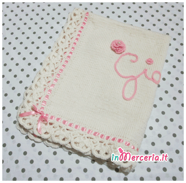 Set per nascita – Corredino con coperta in lana, lenzuolino con cuoricini, asciugamano pois con fiocchetto e bavette per Giorgia