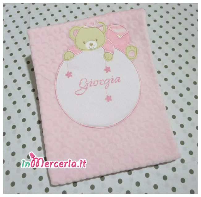 Set per nascita – Corredino con coperta in lana, lenzuolino con cuoricini, asciugamano pois con fiocchetto e bavette per Giorgia