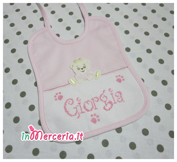 Set per nascita – Corredino con coperta in lana, lenzuolino con cuoricini, asciugamano pois con fiocchetto e bavette per Giorgia