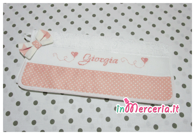 Set per nascita – Corredino con coperta in lana, lenzuolino con cuoricini, asciugamano pois con fiocchetto e bavette per Giorgia