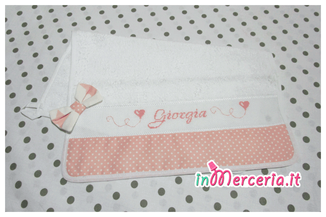 Set per nascita – Corredino con coperta in lana, lenzuolino con cuoricini, asciugamano pois con fiocchetto e bavette per Giorgia