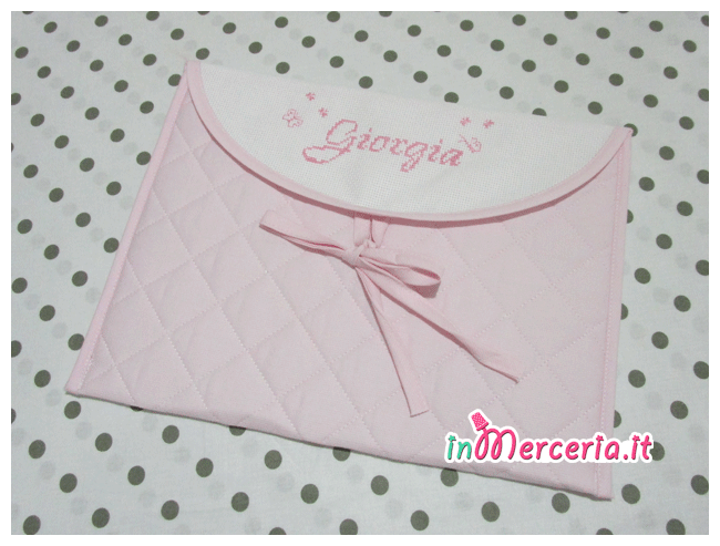 Busta portaoggetti trapuntata, bavetta e catenella portaciuccio per Giorgia