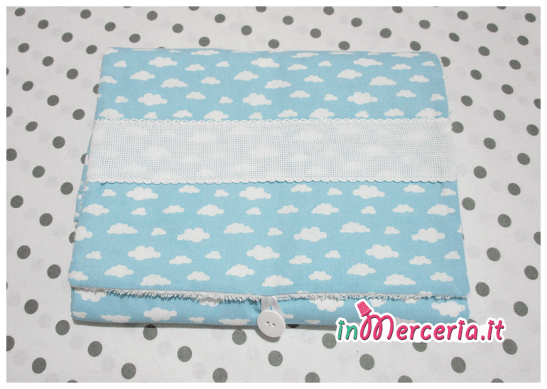 Busta coprifasciatoio celeste con nuvole e aida