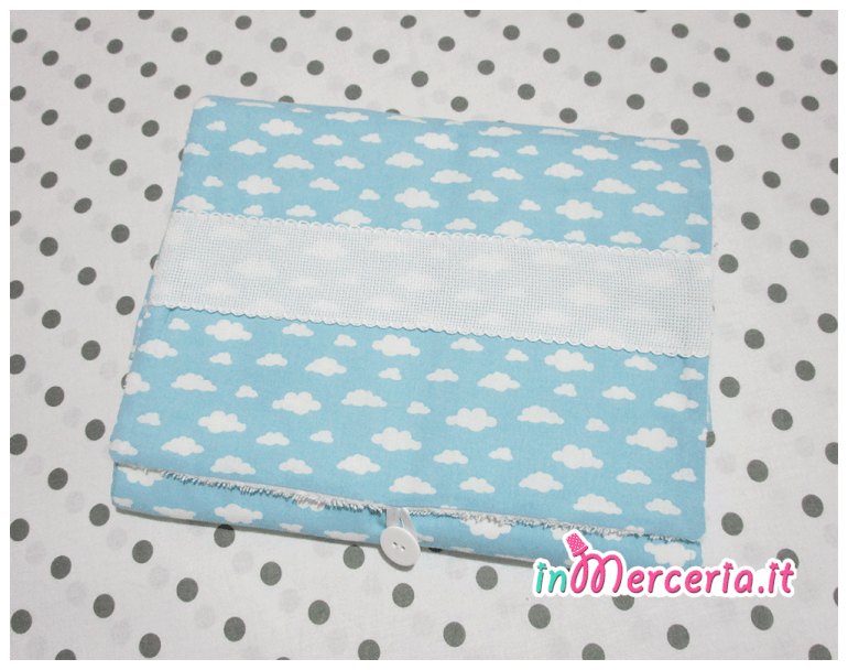 Busta coprifasciatoio celeste con nuvole e aida